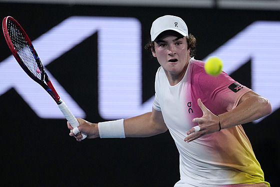 Joao Fonseca hraje forhend v prvním kole Australian Open.