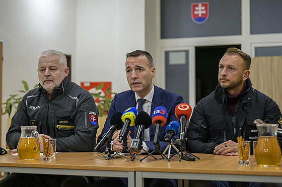 Slovenský policejní �editel �ubomír Solák, ministr �kolství Tomá� Drucek a...