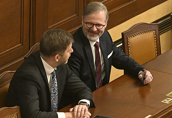 Ministr vnitra Vít Raku�an a premiér Petr Fiala p�i jednání o zvý�ení plat�...