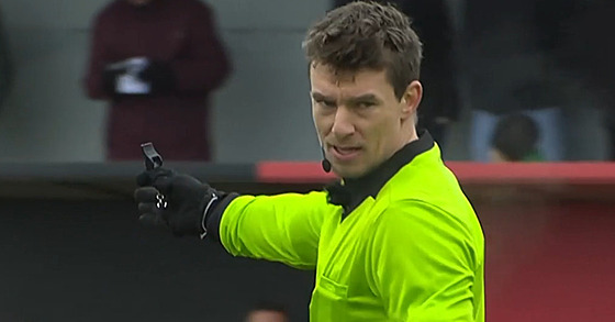 Televizní expert Zden�k Folprecht si zkusil roli sudího, s p�ehledem odpískal...