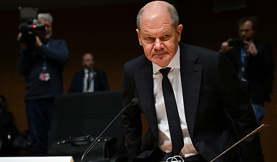 Nmecký kanclé Olaf Scholz na vyetovacím výboru pro postupné ukonení...