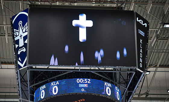 I v Kladn� se dr�ela minuta ticha za fanou�ka, který zem�el p�i zápase Pardubice - Litvínov.