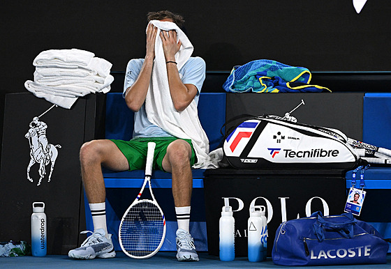 Daniil Medved�v b�hem maratonského zápasu druhého kola Australian Open.