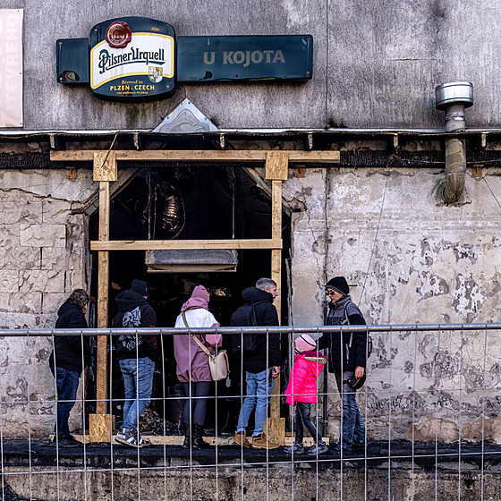 Pietní místo p�ed restaurací U Kojota, kde p�i po�áru zem�elo �est lidí a dal�í...