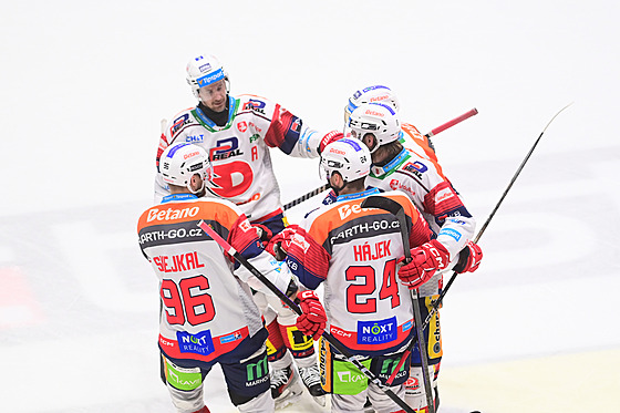 Radost pardubických hokejist� po gólu v utkání s Libercem.