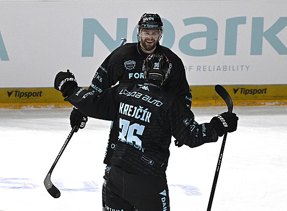 Aaron Irving (vzadu) ze Sparty slaví gól do sít� Litvínova se spoluhrá�em...