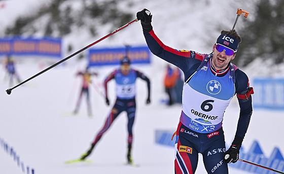 Sturla Holm Laegreid v cílové rovince stíhacího závodu v Oberhofu.
