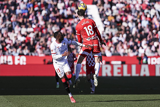 Stoper Girony Ladislav Krej�í v hlavi�kovém souboji v utkání se Sevillou.