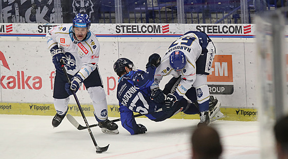 Kladenský úto�ník Jaromír Jágr (vlevo) v akci b�hem utkání s Vítkovicemi.