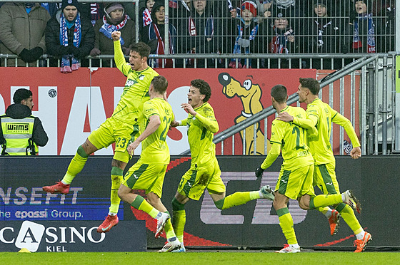 Adam Hlo�ek (vlevo) slaví se spoluhrá�i z Hoffenheimu gól do sít� Kielu.