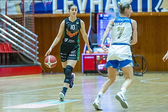 Eli�ka Hamzová (vlevo) z �abin b�hem utkání basketbalové ligy s Chomutovem.