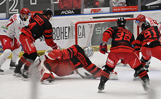 Olomoucký branká� Mat�j Machovský inkasuje gól v utkání s T�incem.