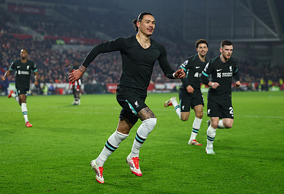 Darwin Nú�ez se svle�eným dresem slaví gól, kterým rozhodl o výh�e Liverpoolu...