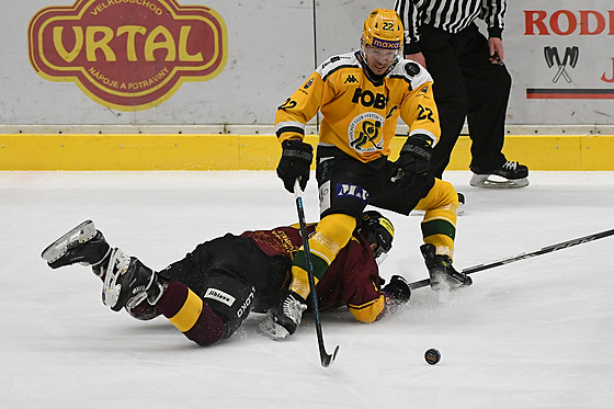 Souboj v utkání první hokejové ligy mezi Jihlavou a Vsetínem.