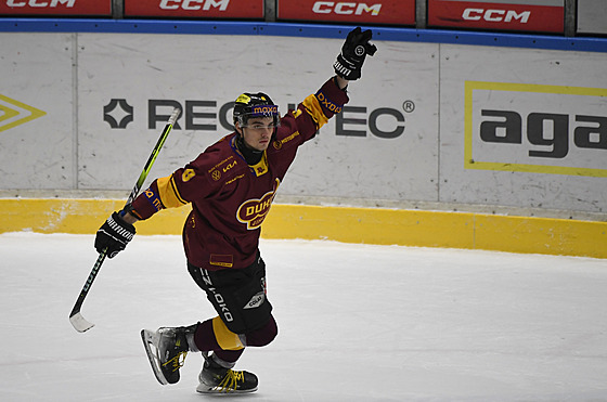 Jihlavský Richard Cochnín slaví vítzný nájezd v utkání se Vsetínem.