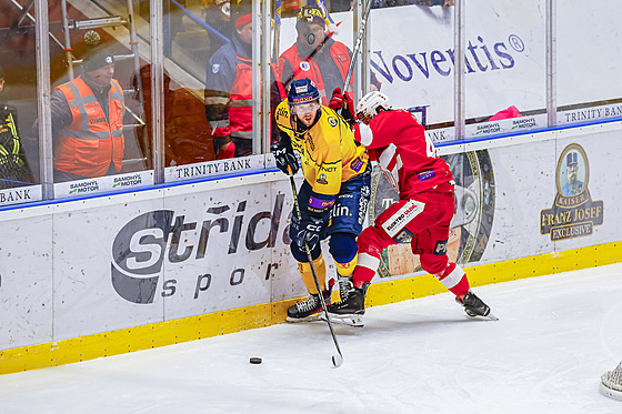 Zlínský Daniel Kolá� si u mantinelu kryje kotou� p�ed napadajícím hrá�em Slavie.