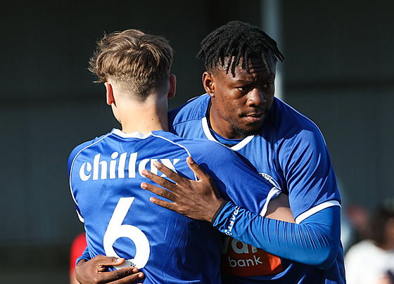 Kevin-Prince Milla (vpravo) oslavuje gól v Youth League.