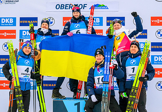 Ukrajinský biatlonista Dmytro Pidručnyj (4) přinesl na pódium v Oberhofu obří...