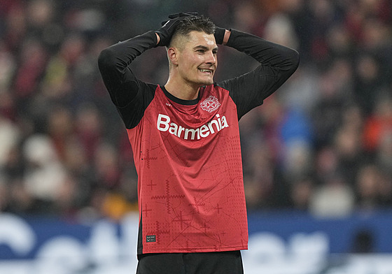 Patrik Schick z Leverkusenu lituje.