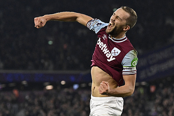 Tomá� Sou�ek z West Hamu slaví gól.