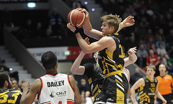 Vojtch Sýkora z Písku na doskoku v Pardubicích