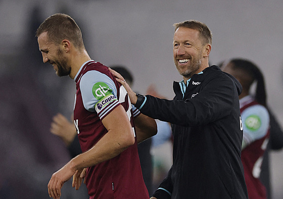 Tomáš Souček a jeho trenér Graham Potter se radují z výhry West Hamu.