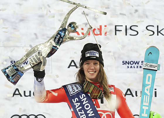 �výcarská ly�a�ka Camille Rastová slaví výhru ve slalomu ve Flachau.