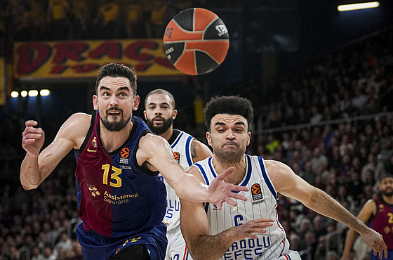 Tomá� Satoranský (vlevo) z FC Barcelona a Elijah Bryant z Anadolu Efes Istanbul...