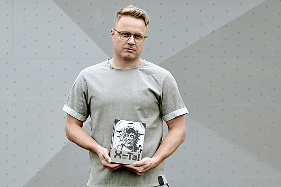 Jakub Hussar se svou knihou X-Tal