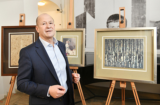 P�edání sbírky 66 kolá�í spisovatele, básníka a výtvarníka Ji�ího Kolá�e...