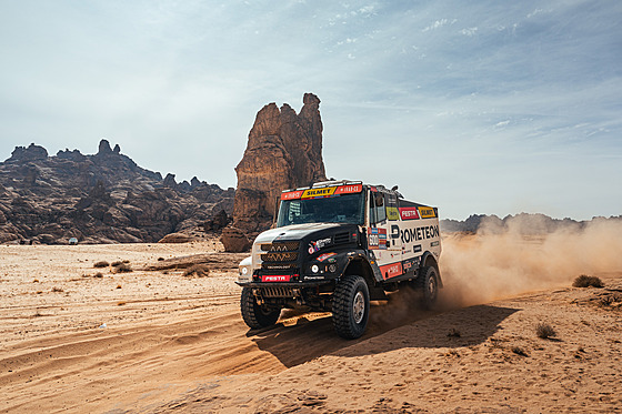 Martin Macík se svým kamionem b�hem maratónské etapy na Rallye Dakar 2025.