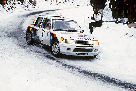 Finský závodník Ari Vatanen za volantem Peugeotu 205 Turbo 16 na Rallye Monte...