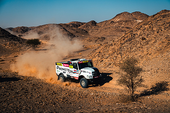 Martin Macík se svým kamionem během osmé etapy Rallye Dakar 2025.