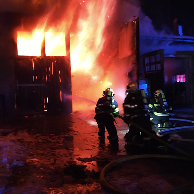 Po�ár o rozsahu 15 na 15 metr� se sedmi jednotkám poda�ilo zlikvidovat tém�� po...