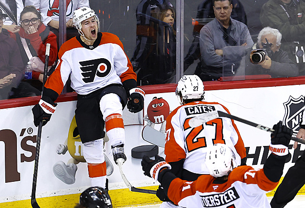 Philadelphia osmi góly roznesla Rangers, v přestřelce slaví i Minnesota