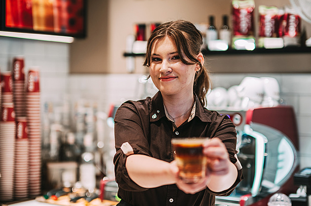 Soutěž o nejlepšího baristu? Zkušené matadory porazila brigádnice