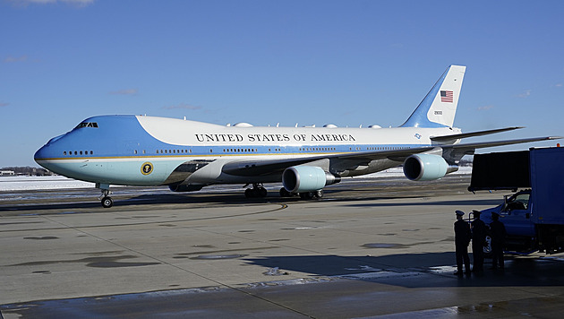 Trump chce nový letoun odolný jadernému útoku co nejdřív, Boeing čelí tlaku Muska