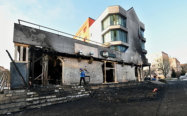 U vyhoelé restaurace v Most lidé zapalují svíky. (13. ledna 2025)