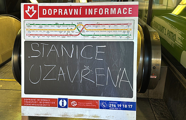V kolejišti metra zemřel mladý muž. Linka B v centru stojí