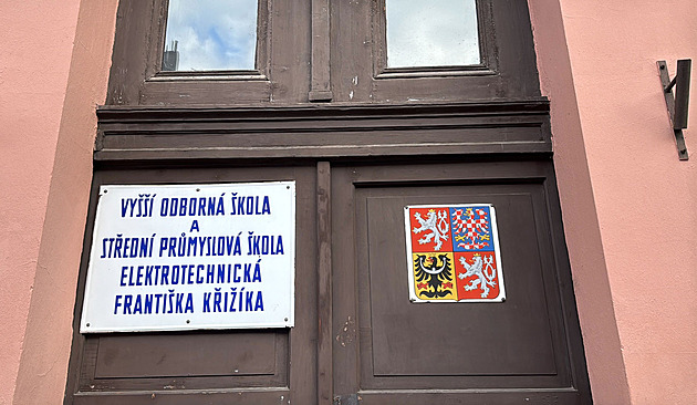 V budově karlínských škol zasahovali policisté, prověřovali látku v laboratoři