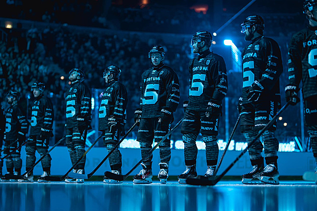 Voják mezi fanoušky. Sparta opět vzdává hold, zaujala silným videem i dresy