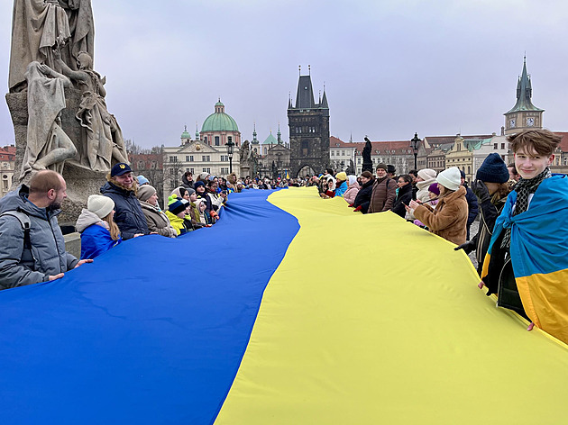 Žlutomodrá vlajka zakryla Karlův most. Ukrajinci si připomněli Den sjednocení