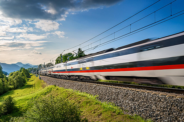 Mezinárodní expres srazil chodce na jižním Plzeňsku, muž přecházel přes přejezd