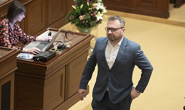 Místo čtyř sociálních dávek jediná, poslanci schvalují jejich zásadní reformu
