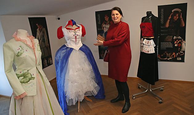 Etnoloka Ostravského muzea Anna Pohoálková pedstavuje exponáty nové výstavy...