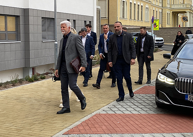 Prezident přijel do jižních Čech. Na všechny studenty se při debatě nedostane
