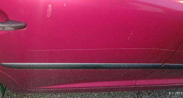 Vandal pokozoval auta na Praském sídliti, nkteré dokonce opakovan.