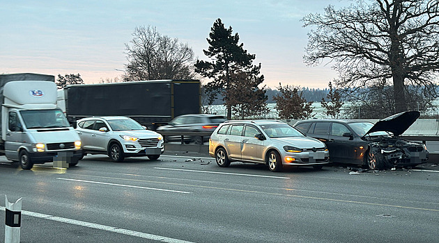 Na dálnici D1 u Průhonic se srazilo šest aut. Nehoda se obešla bez zranění
