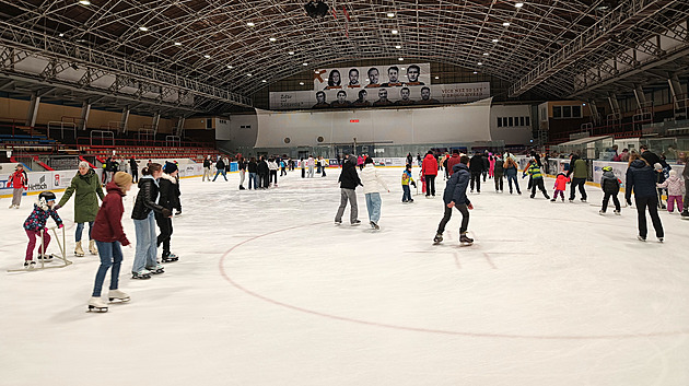 Na aktuální dní na zimním stadion ve áe nad Sázavou dohlíejí Martina...