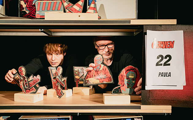 Stanislav Gerstner a Pavel Socha vystupují na jevi�ti v netradi�ní �komiksové�...